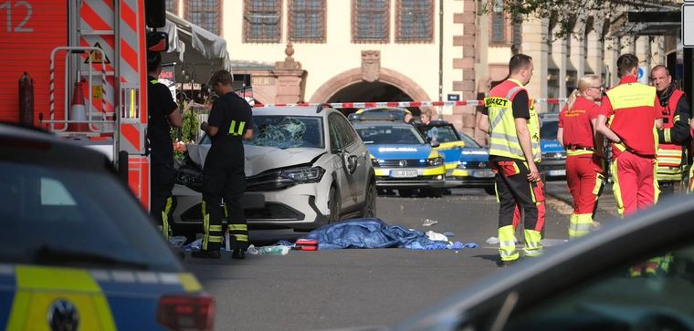 El vehículo ingresó en una zona peatonal y desató el terror en Leipzig, Alemania.