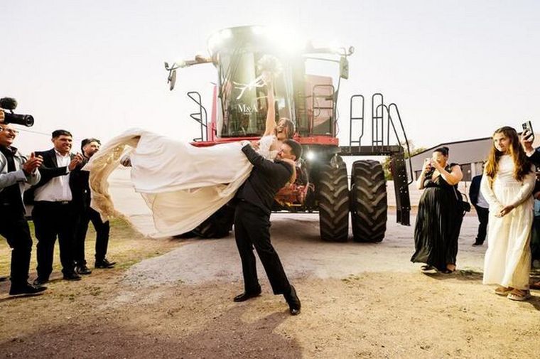 Una entrada inolvidable: una pareja llegó a su fiesta de casamiento en una cosechadora, y el video se volvió viral. Foto e imágenes: Case