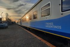 Cae el sol en Justo Daract mientras la gente aguarda por la habilitación para subir al tren Foto: Diego Gubinelli / MDZ