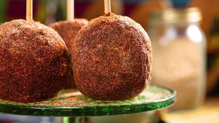 Manzanas cubiertas con chile y chamoy, un snack típico mexicano.