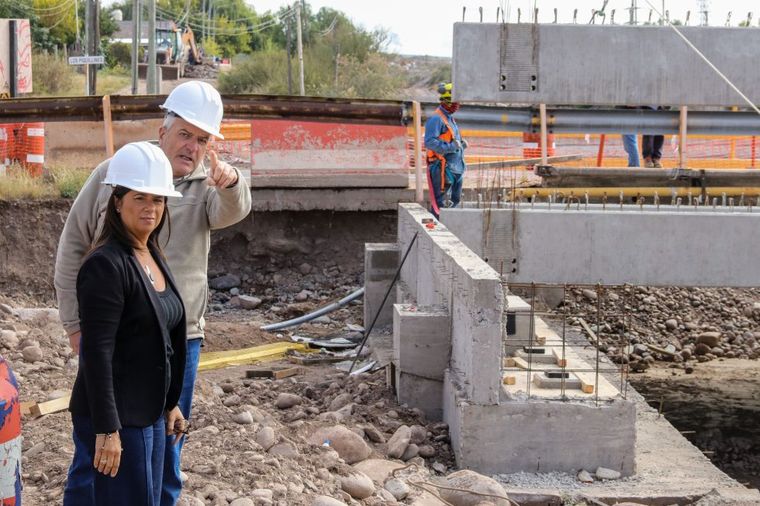 Obras en la ruta Panamericana (ruta 82). Marité Baduí y Osvaldo Romagnoli. Obras en la ruta Panamericana (ruta 82). Marité Baduí y Osvaldo Romagnoli.