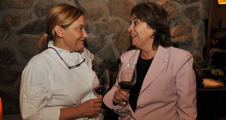 Todo salió muy bien y por eso brindaron Dolli Irigoyen y Ana Amitrano, de Bodega Zuccardi. Foto: Nacho Gaffuri / MDZ