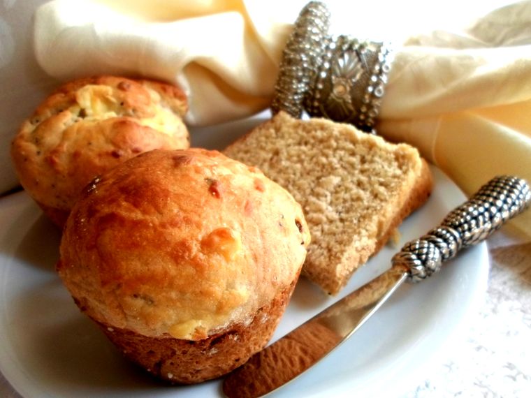 Cómo hacer muffins de queso con cebolla caramelizada.