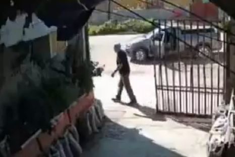 Las cámaras de seguridad captaron la secuencia en la que los ladrones arrancan la camioneta y arrastran a la víctima. Las cámaras de seguridad captaron la secuencia en la que los ladrones arrancan la camioneta y arrastran a la víctima.