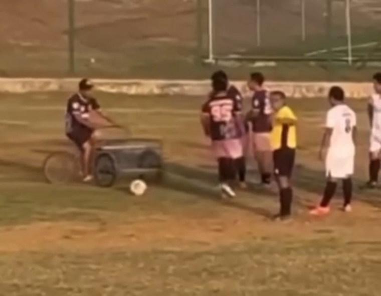 El video se volvió viral por la forma en que retiran a un jugador lesionado del campo de juego en la liga de Tucumán.