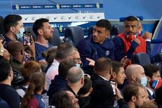 Paredes intenta hablar con un Messi molesto. Foto: EFE
