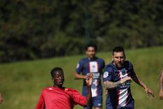 el gesto de lider de messi con sergio ramos en el primer amistoso del psg con nuevo dt