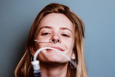 Loretta Harmes solo puede comer a través de un sistema total de nutrición parenteral. Foto: AMY MAIDMENT