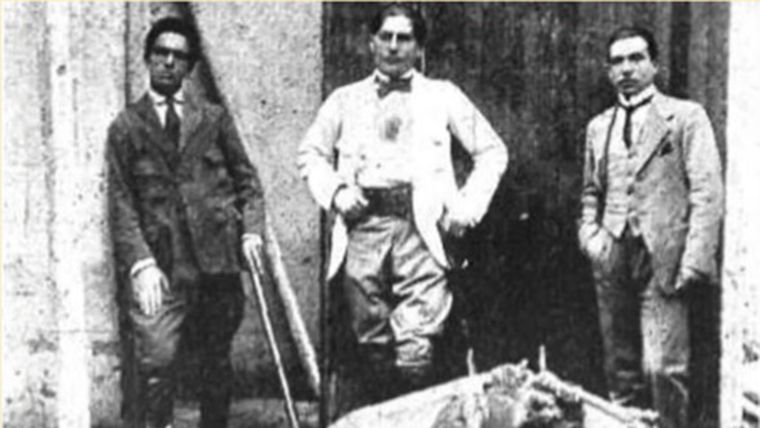 Policias e investigadores del caso tras encontrar huesos y elementos comprometedores en el hogar de los Leonelli. Policias e investigadores del caso tras encontrar huesos y elementos comprometedores en el hogar de los Leonelli.