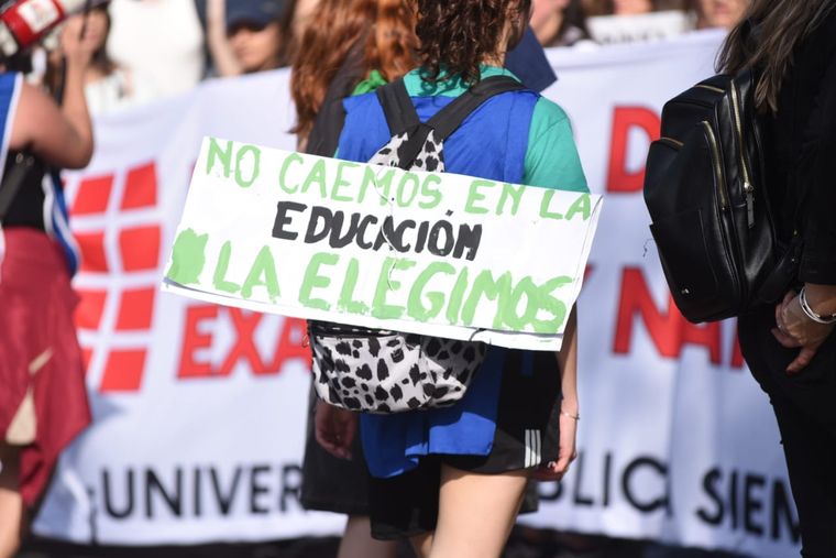 La marcha universitaria llegó a las calles del centro cerca de las 17.