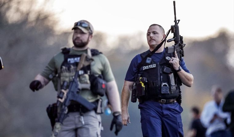 Cientos de uniformados buscan al asesino en Maine. Foto: Efe.