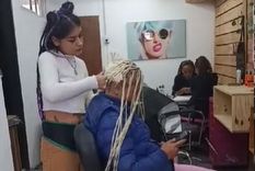 La clienta no tenía dinero para pagar las trenzas africanas que se hizo hacer y la peluquera se las terminó cortando. Ocurrió en Ezeiza Foto: Captura de video