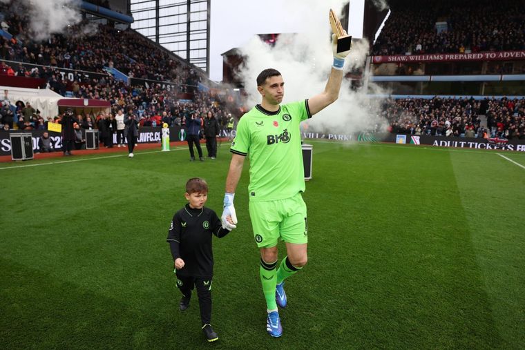 Dibu Martínez fue homenajeado en Aston Villa. Foto: Dibu Martínez Twitter