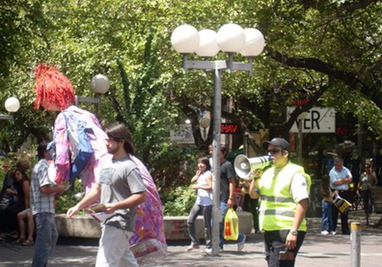 El oficial llama la atención de quienes cruzan mal la calle.