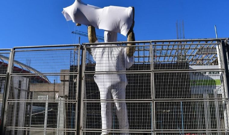 La estatua del Muñeco está lista para su inauguración.