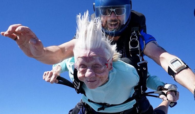paracaídas anciana USA Captura del video del vuelo en paracaídas de Dorothy, en USA. Foto: Captura de pantalla.