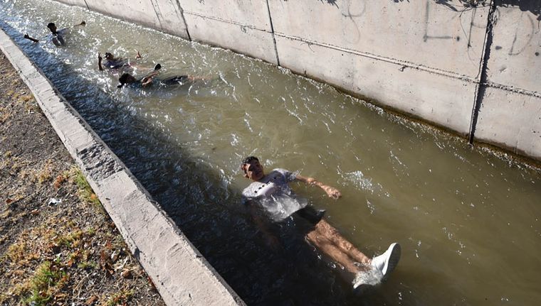 La adrenalina del juego esconde riesgos fatales en los cauces mendocinos. Foto: Marcos Garcia/MDZ