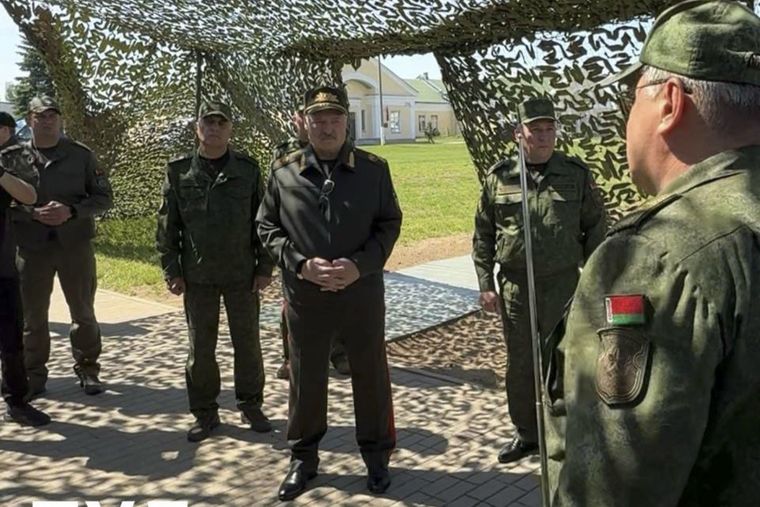 Alexandr Lukashenko inspeccionó los ejercicios que dirigió su socio Vladimir Putin. Foto Efe Alexandr Lukashenko inspeccionó los ejercicios que dirigió su socio Vladimir Putin. Foto Efe