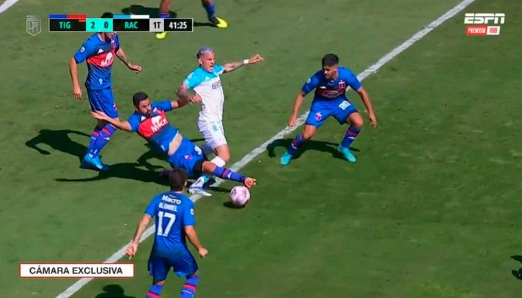 A Copetti se le quedó enganchada la rodilla y se retiró rengueando.