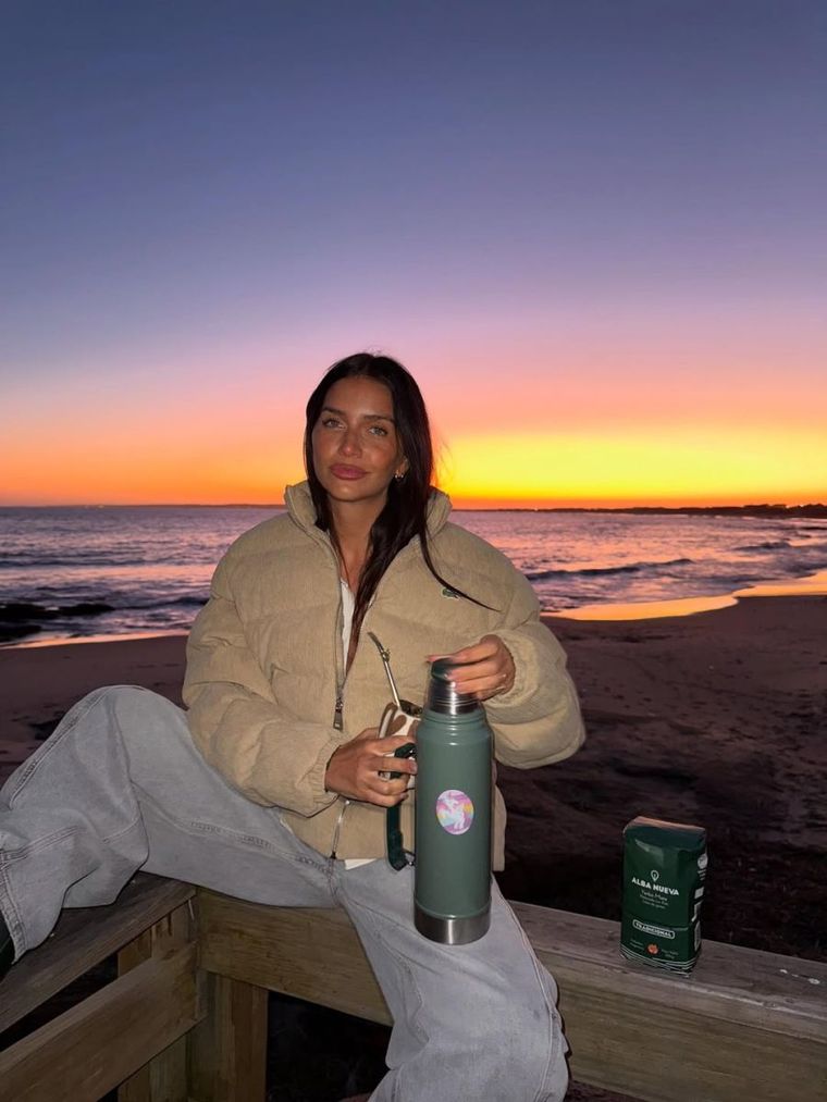 El look de playa de Zaira Nara.