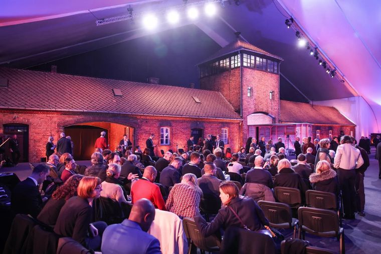 El evento principal tuvo lugar en una carpa instalada cerca de la entrada del lugar Foto: EFE