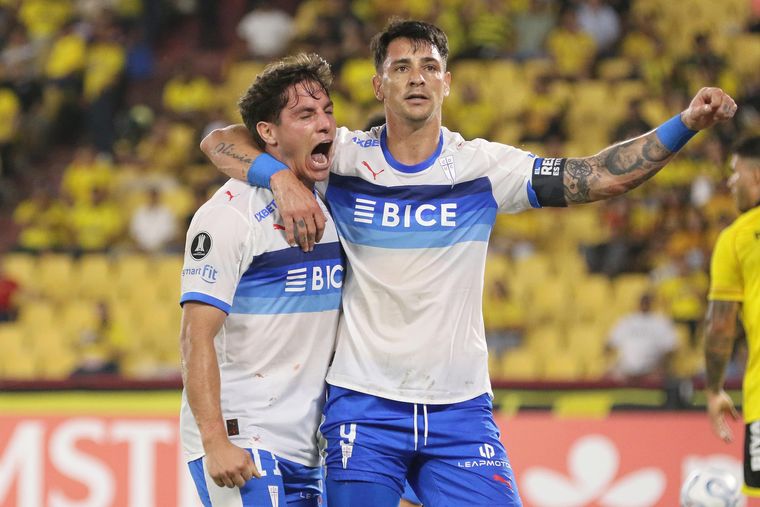 El argentino Fernando Zampedri festeja el 1-0 de Universidad Católica ante Barcelona en Guayaquil. Los chilenos lideran el grupo de Boca. El argentino Fernando Zampedri festeja el 1-0 de Universidad Católica ante Barcelona en Guayaquil. Los chilenos lideran el grupo de Boca.