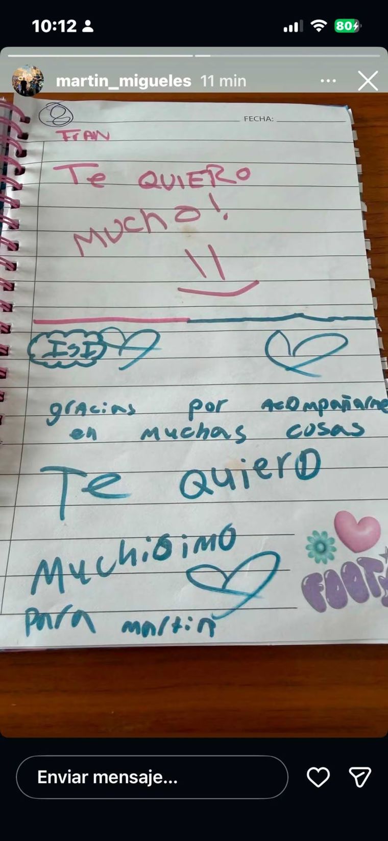 El cuaderno artesanal incluye fotos y mensajes de cariño de las nenas hacia la actual pareja de su madre. El cuaderno artesanal incluye fotos y mensajes de cariño de las nenas hacia la actual pareja de su madre.