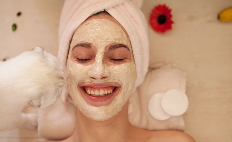 Para esta máscara facial debes tener yogur natural, sin azúcar.