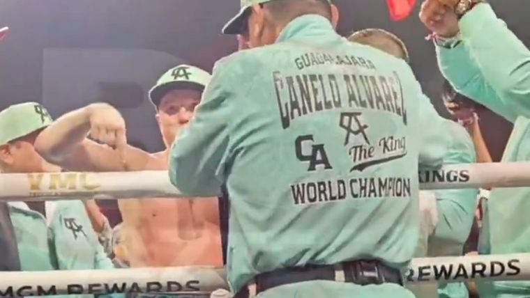 Canelo invita a Benavidez a subirse al ring tras ganar. Foto: Captura video