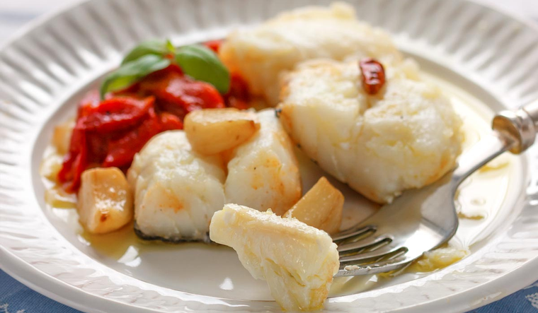 En muchas regiones españolas, la receta del bacalao confitado se considera un plato festivo por su suavidad y aroma característico. En muchas regiones españolas, la receta del bacalao confitado se considera un plato festivo por su suavidad y aroma característico.
