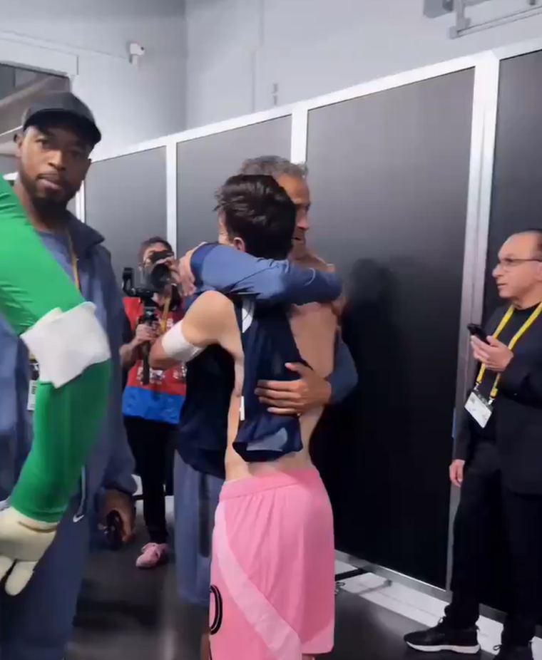 El afectuoso abrazo entre Lionel Messi y Luis Enrique.
