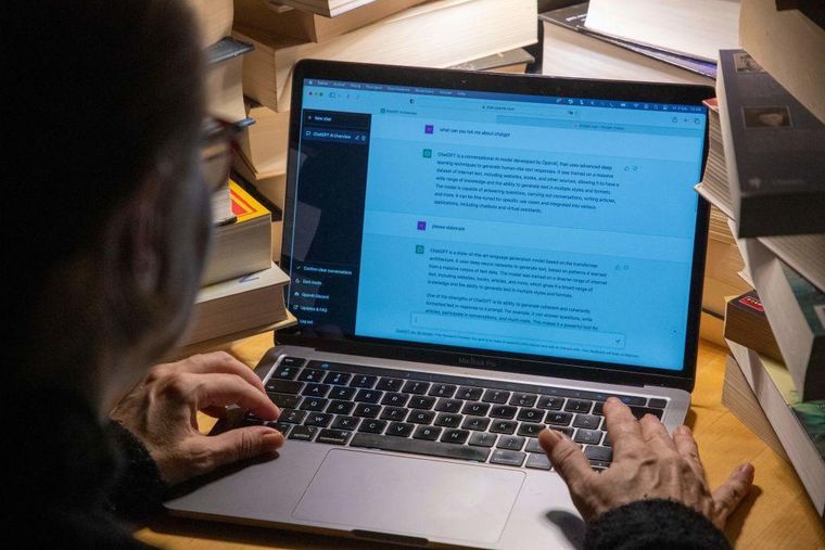 La tecnología de los LLM está siendo desarrollada por empresas con fines propios, dicen Olah y otros expertos.