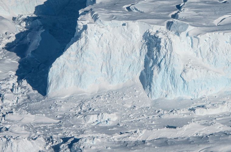 El glaciar Thwaites, uno de los más grande del mundo. Foto: NASA ICEBRIDGE/JAMES YUNGEL