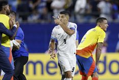 Luis Suárez fue a buscar a Miguel Borja al final del partido y se desató el escándalo entre los jugadores. Foto: EFE