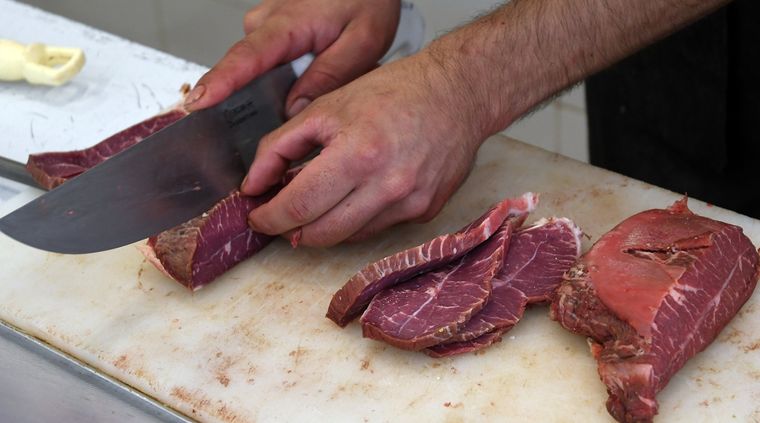 En un escenario de aceleración inflación la carne viene aumentando varios escalones atrás, más de 40 puntos que el IPC el último año. Foto: ALF PONCE MERCADO / MDZ