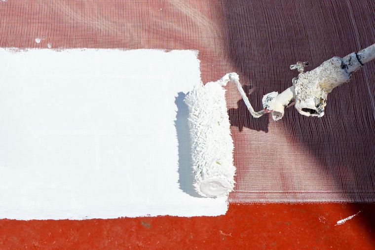 El calor y las lluvias aceleran la degradación de terrazas, generando microfisuras que pueden derivar en filtraciones.