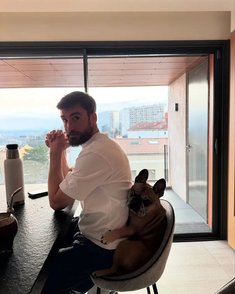 La residencia de la pareja se encuentra ubicada frente a un imponente lago propio en Lyon.