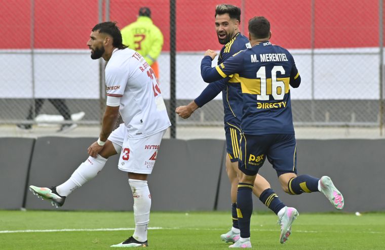 Milton Giménez y Miguel Merentiel, los goleadores de Boca en la tarde de Barracas, festejan uno de los tantos del Xeneize.&nbsp;