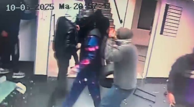 El video de las cámaras de seguridad que capturó el ataque al canal TN tras la condena contra Cristina Fernández de Kirchner. El video de las cámaras de seguridad que capturó el ataque al canal TN tras la condena contra Cristina Fernández de Kirchner.