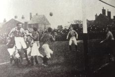 Partido de fútbol en el viejo Kennington Oval por la final de la FA Cup de 1887 entre Aston Villa y West Bromwich Albion.
