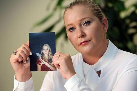 Virginia Giuffre sujeta una fotografía de ella más joven.