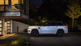 Esta nueva versión del Jeep Grand Cherokee se encuentra disponible en Australia con un precio inicial de 77.760 dólares australianos. 