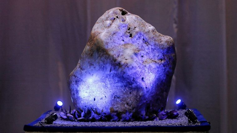 El zafiro azul, exhibido en Sri Lanka. Foto: Dinuka Liyanawatte / Reuters