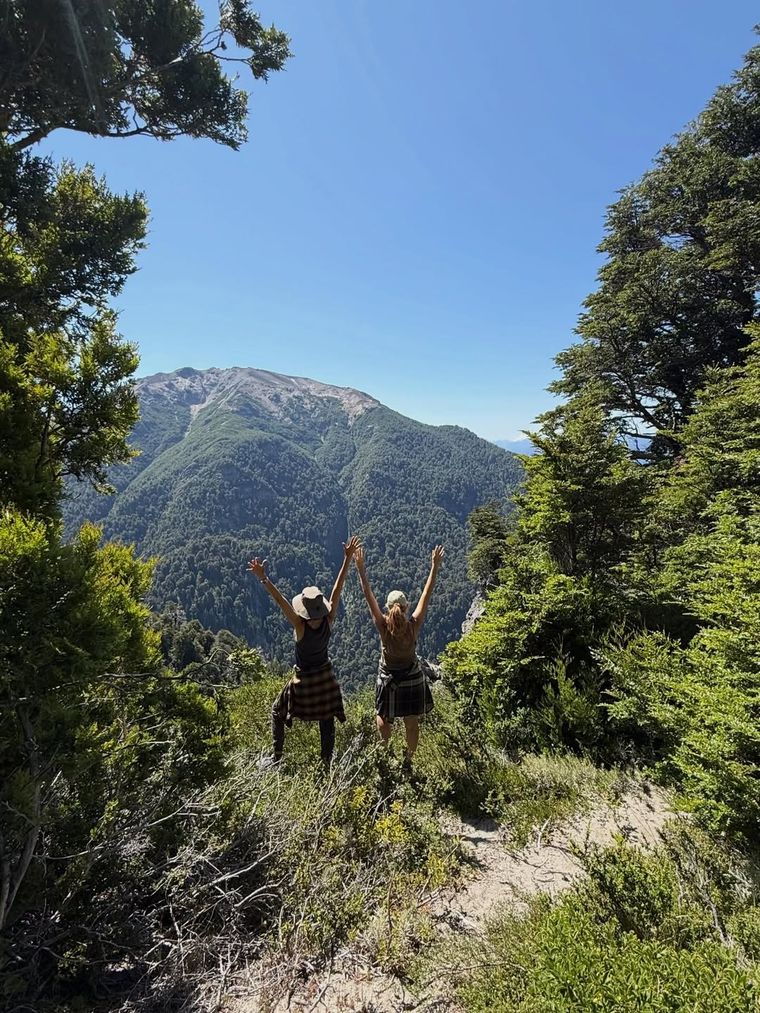 Relax y amigos: la pausa para la picada en medio de la montaña antes de encarar el tramo final del recorrido. Relax y amigos: la pausa para la picada en medio de la montaña antes de encarar el tramo final del recorrido.