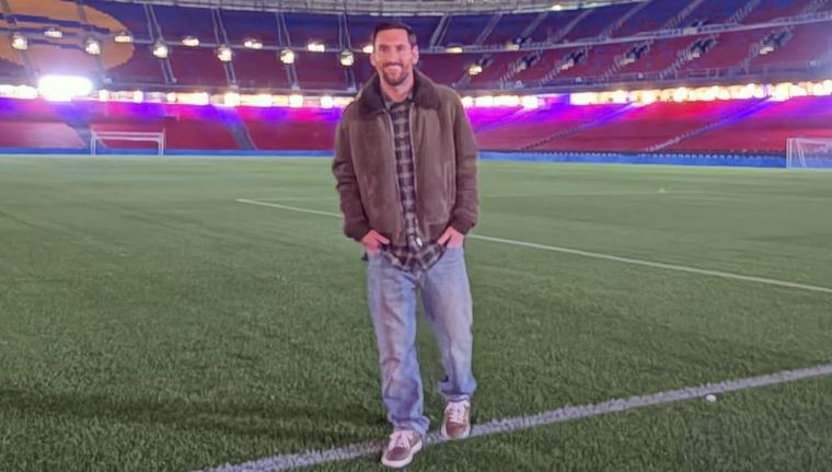 Lionel Messi visitó el remodelado Camp Nou de noche. Foto: @leomessi /IG