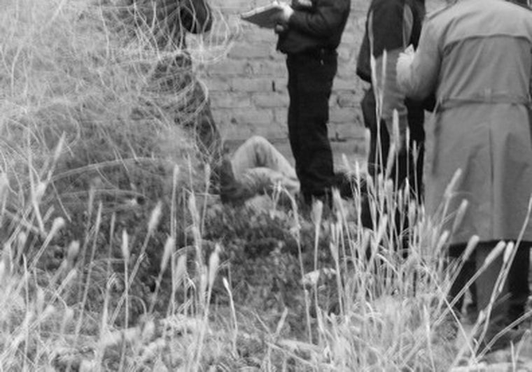 El cadáver del efectivo pasó al menos 6 ahoras en el baldío.