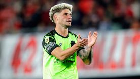 Rodrigo Insúa no pudo contener su furia y rompió un vidrio en el entretiempo del partido entre Barracas Central y Temperley. Foto: Transfermarkt