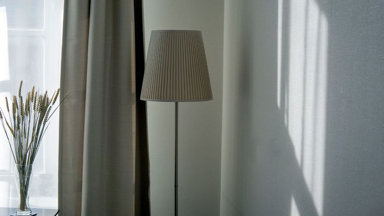 Las lámparas de tela plisada aportan volumen, suavidad y profundidad visual.&nbsp; Fuente: Pexels.com