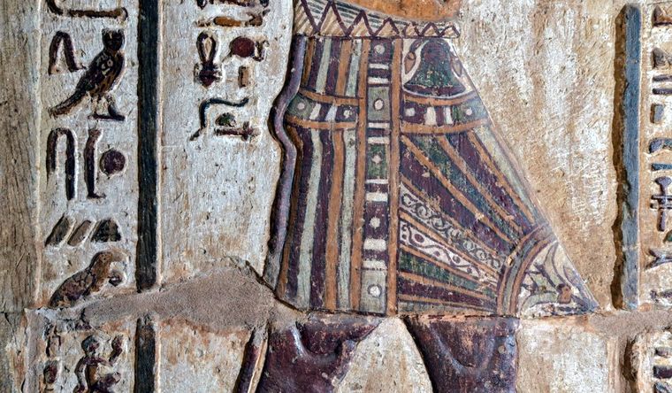 El mandil del rey con decoración vegetal. El papiro (arriba) es el emblema del Bajo Egipto y el lirio (abajo) el del Alto Egipto. Foto: Dpa.