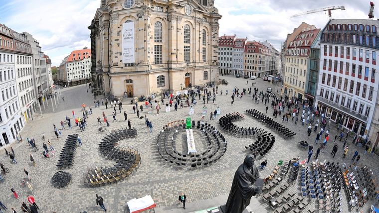 Una señal de SOS formada con sillas en Dresden busca llamar la atención sobre la difícil situación de hoteles y restaurantes durante la pandemia de covid-19. Foto: RT